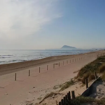 Beachfront House ピレス